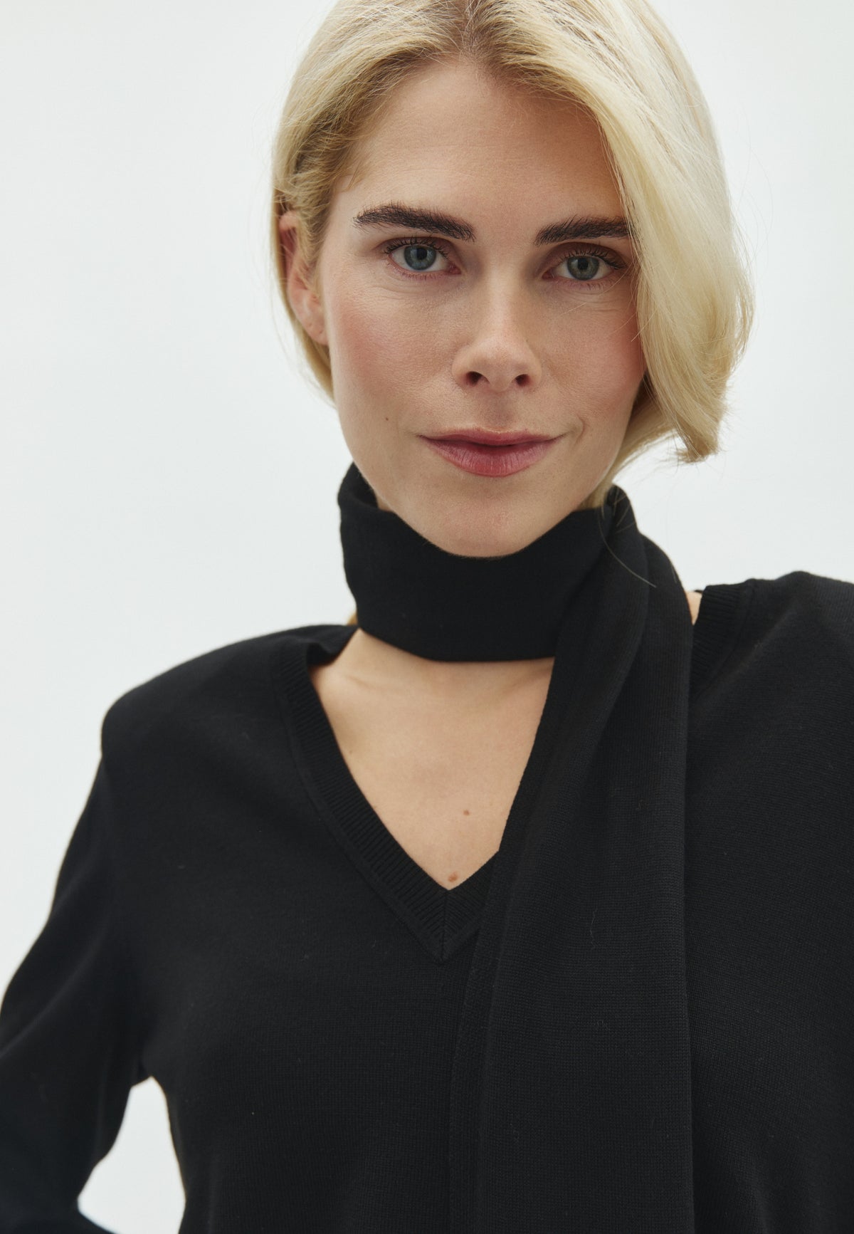 Bravia long-M_Black_Model_1