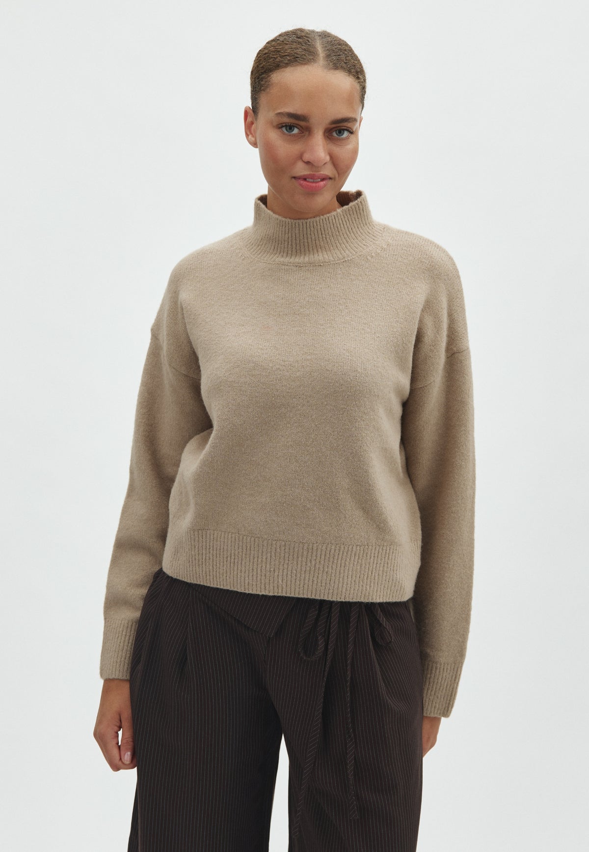 170038 Kaulina Knit Blouse_Warm Grey_Model_0