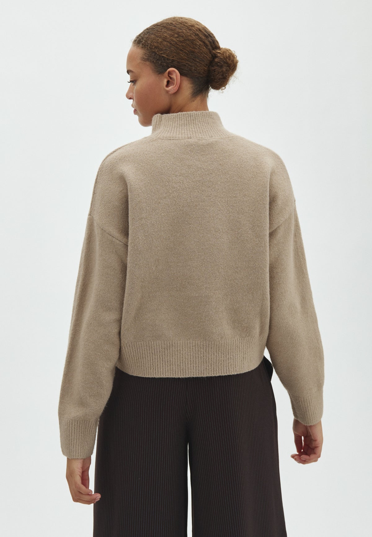 170038 Kaulina Knit Blouse_Warm Grey_Model_2
