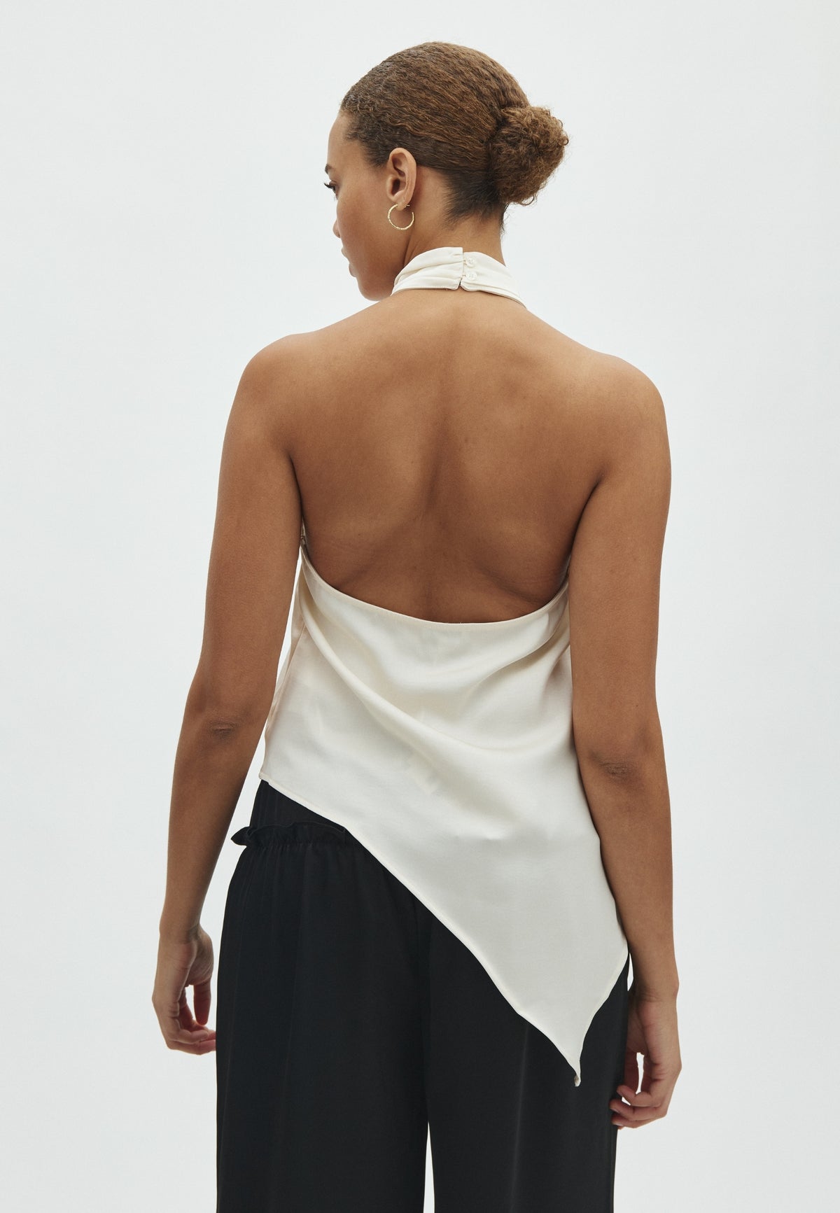 Carien-F_Antique White_Model_2