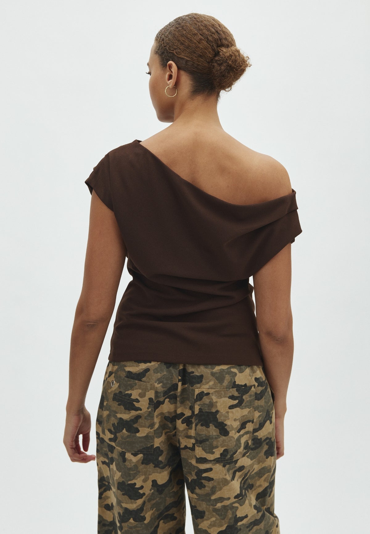 169565 Dabelle Drapy Top_Dark Brown_Model_1