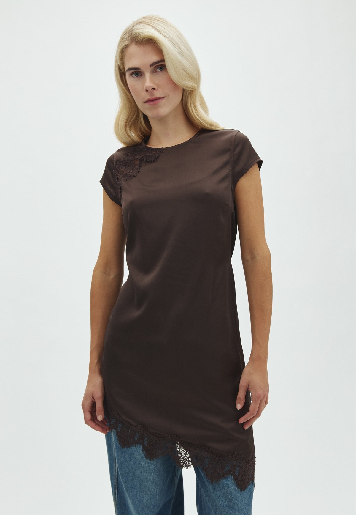 Anelie-F_Dark Brown_Model_1