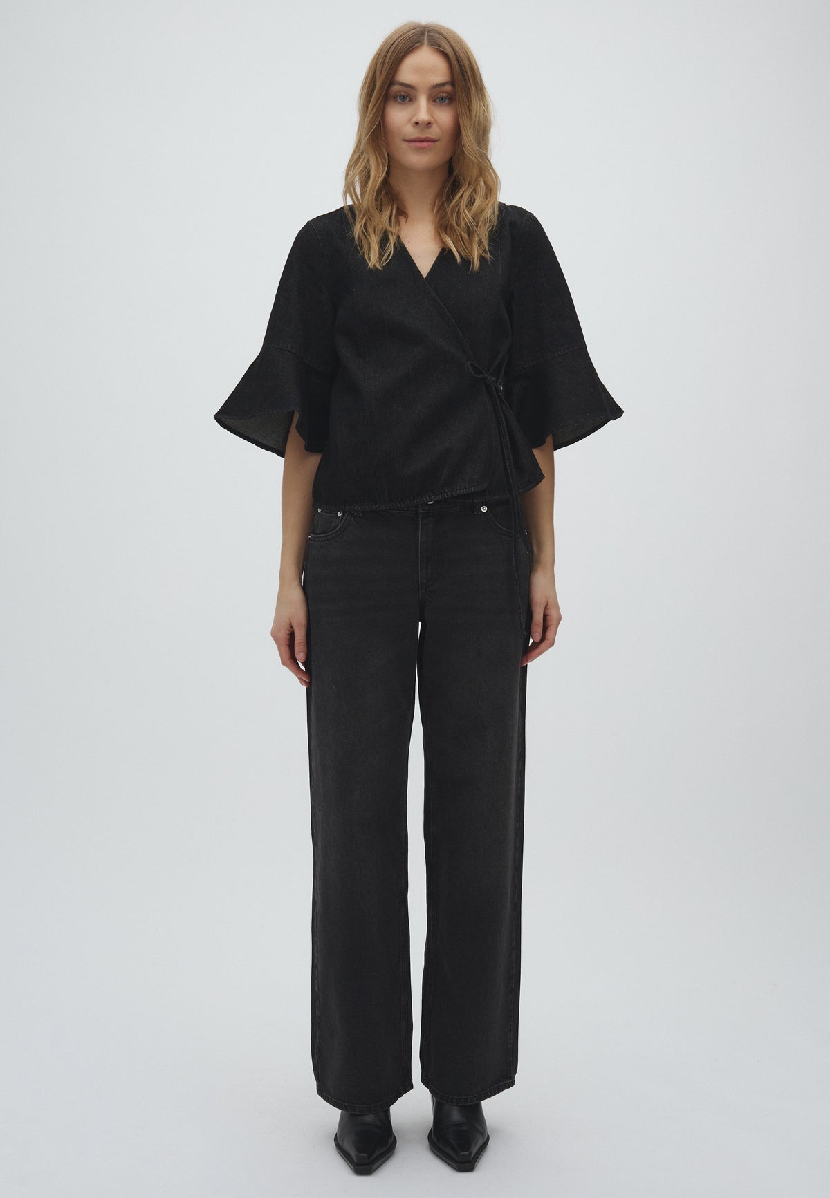 Montenea-M_Vintage Black_Model_0