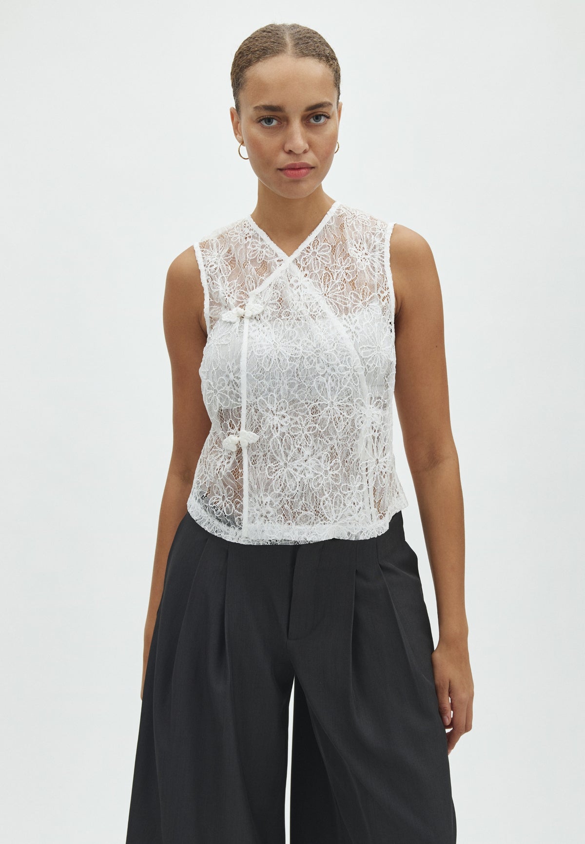 Cahya-F_White_Model_0