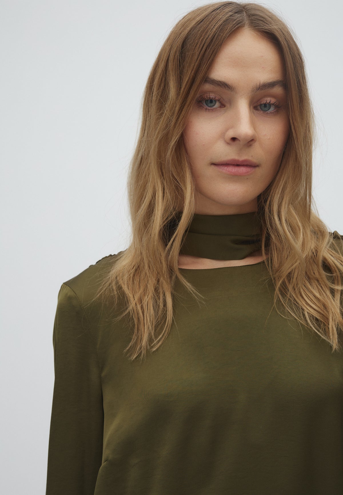 Rosaline-M_Smoked Olive_Model_2