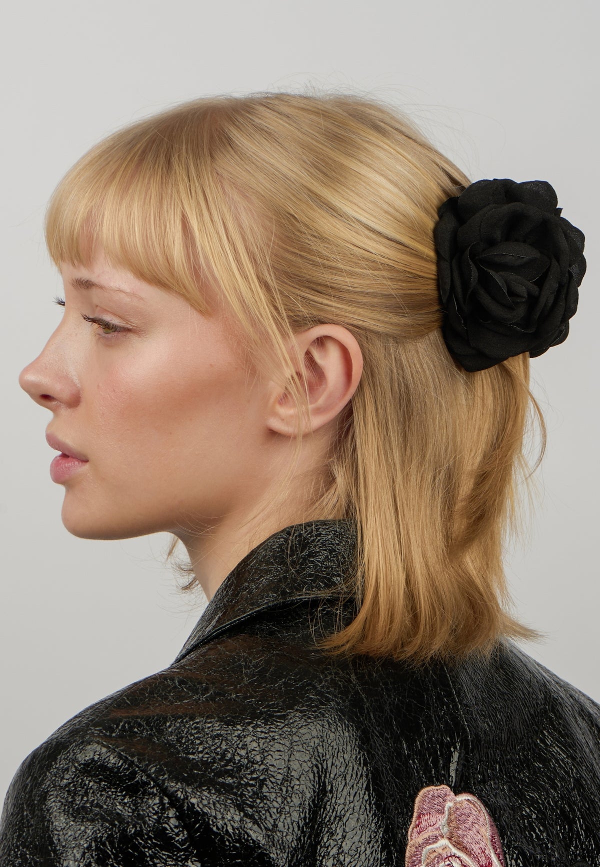 SA2304080 Rosa Hair Claw_Black_Model_0