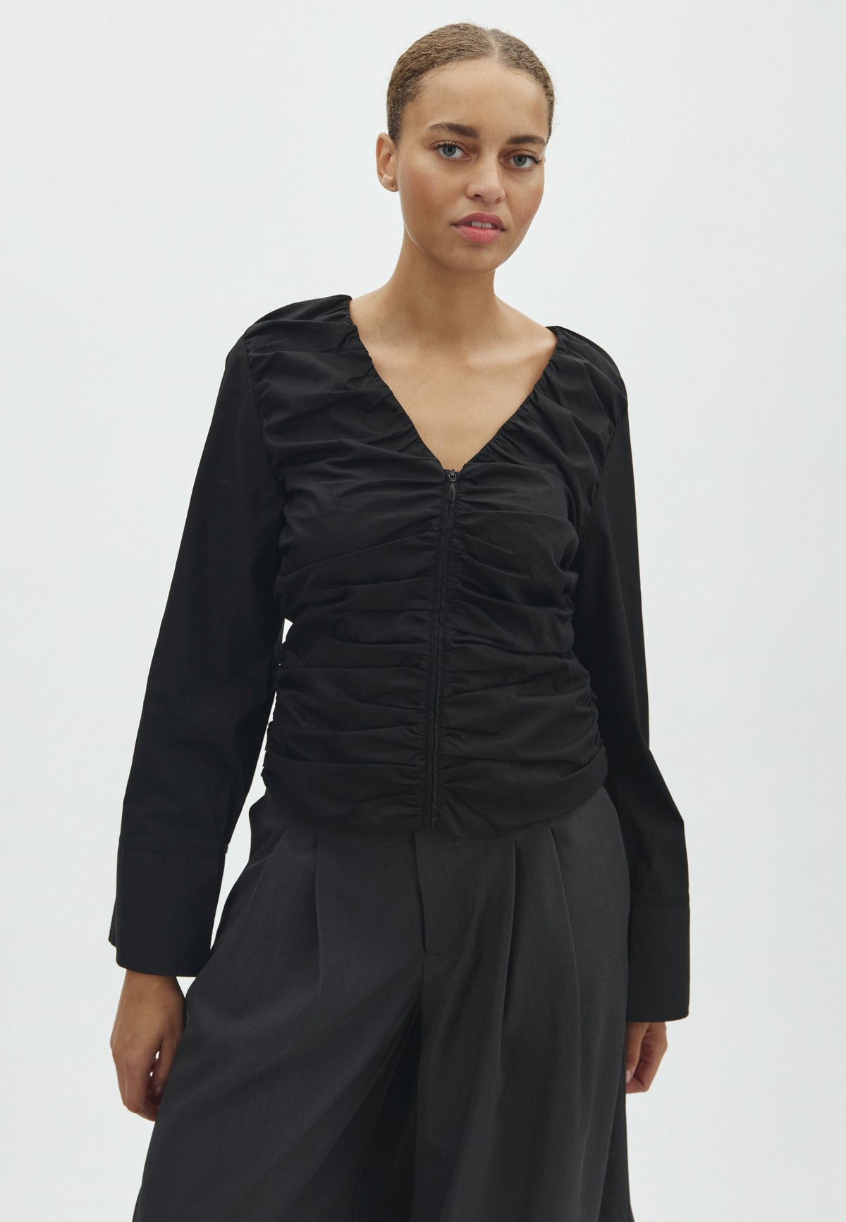 Gatzy-F_Black_Model_0
