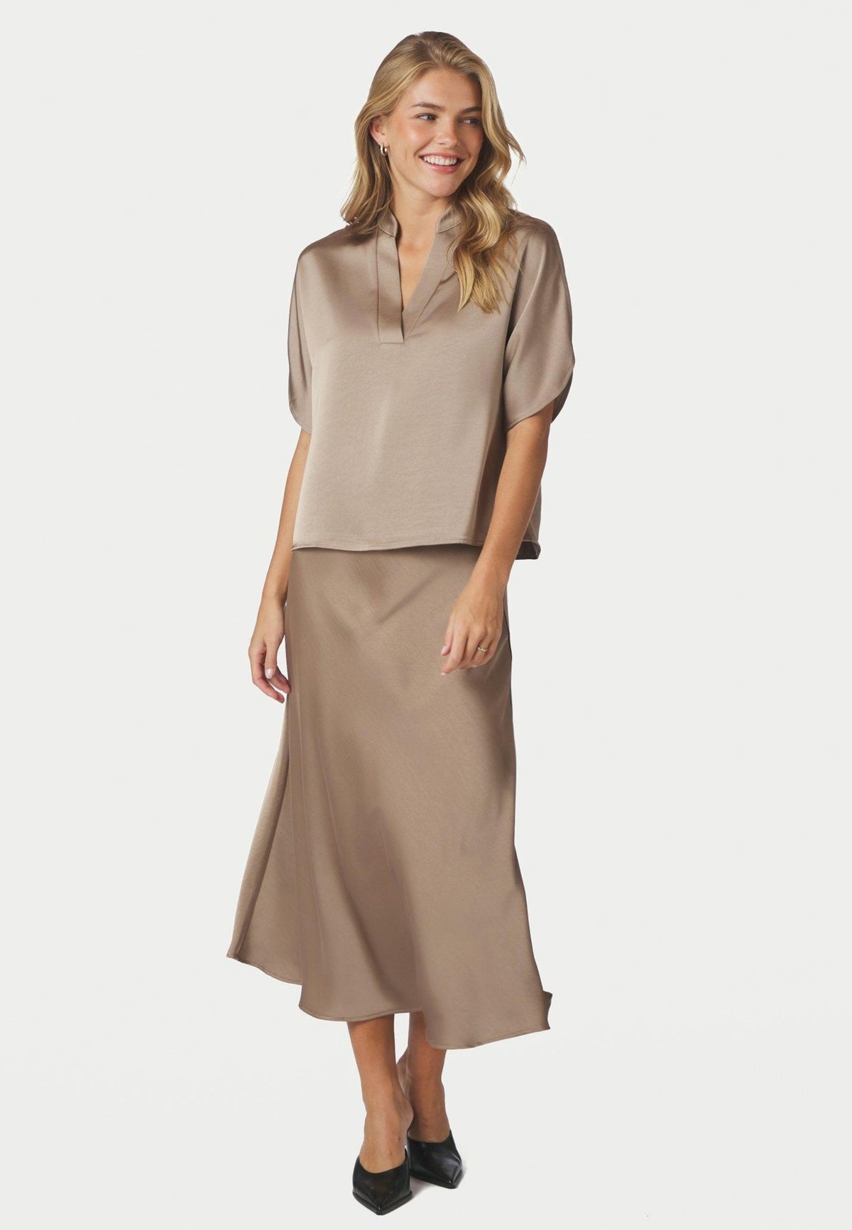 168286 Anelle Heavy Sateen Blouse_Dark Taupe_Model_3