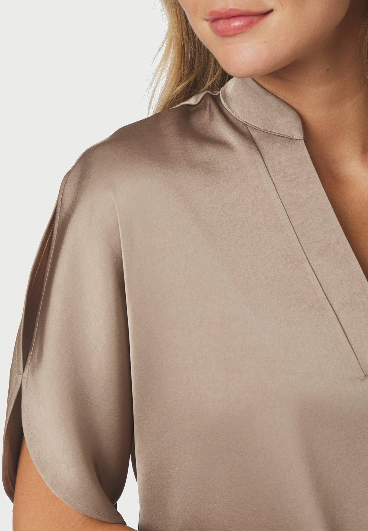 168286 Anelle Heavy Sateen Blouse_Dark Taupe_Model_1