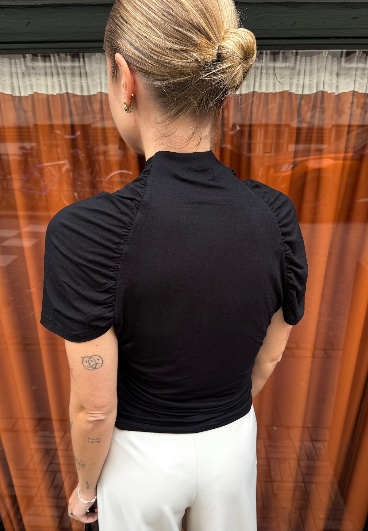Papilon-F_Black_Content_1