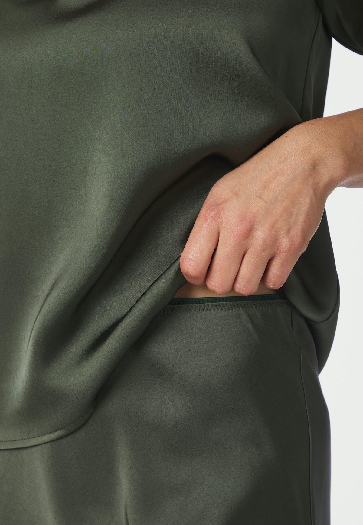 159588 Vicky Heavy Sateen Skirt_Deep Green_Model_1