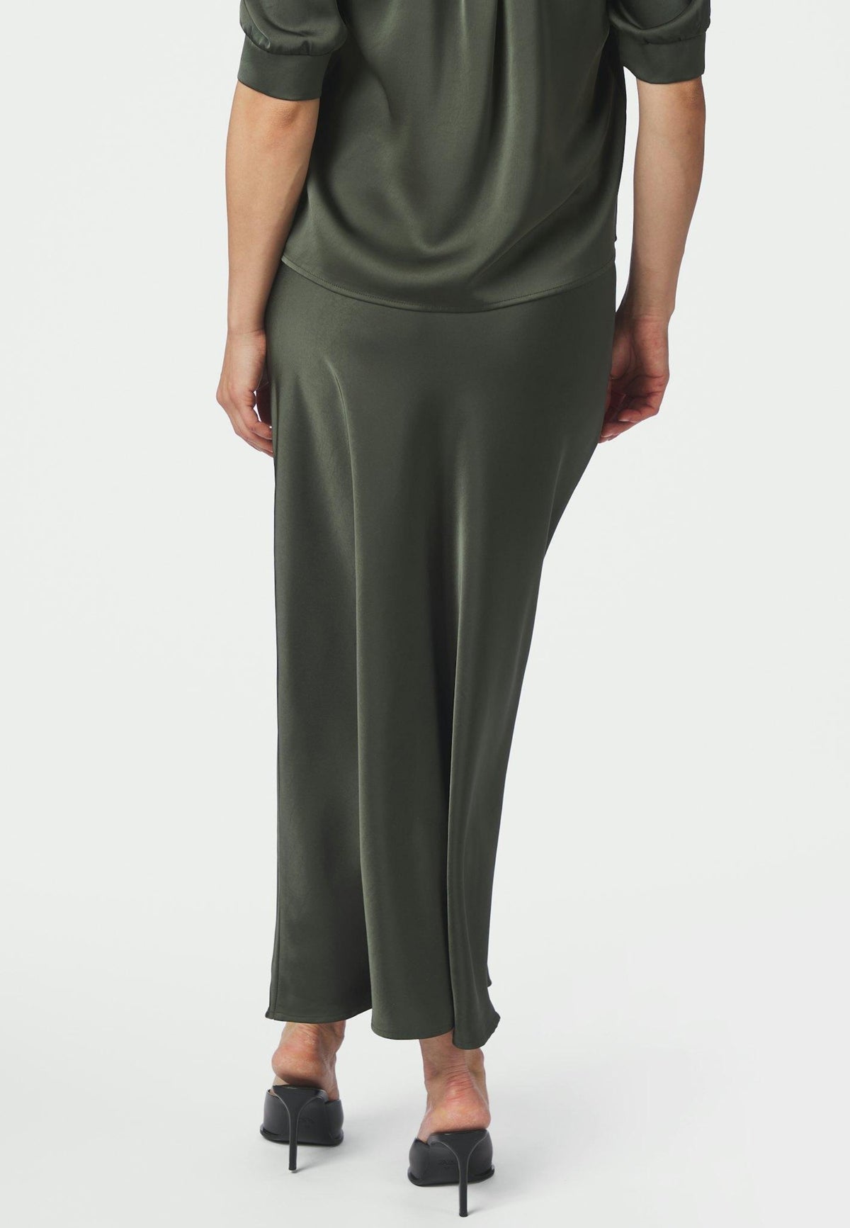 159588 Vicky Heavy Sateen Skirt_Deep Green_Model_3
