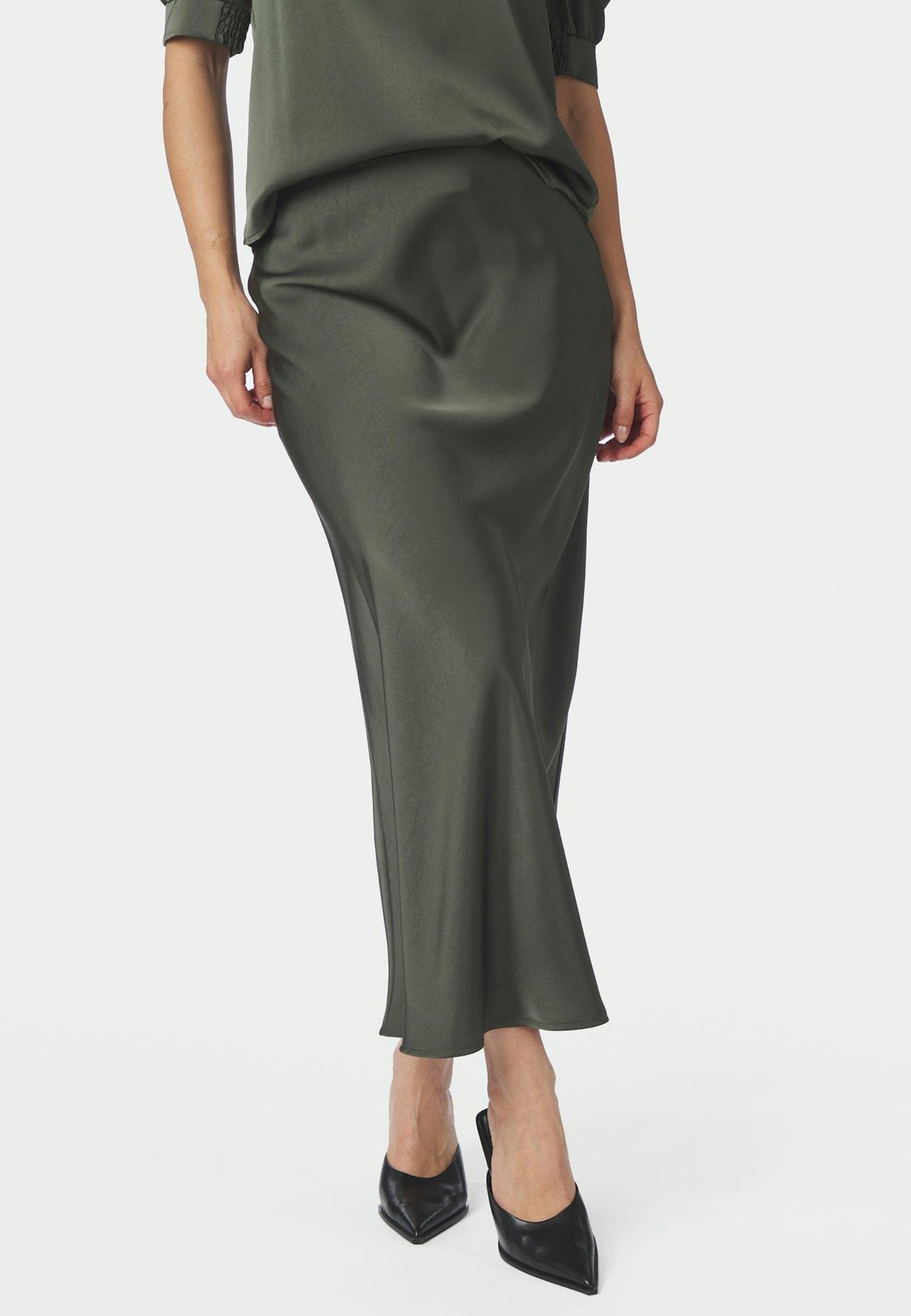 159588 Vicky Heavy Sateen Skirt_Deep Green_Model_2