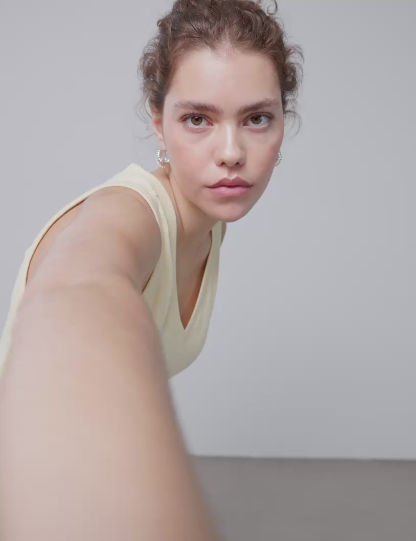 Almira-M_Light Blue Brushing_Video_0